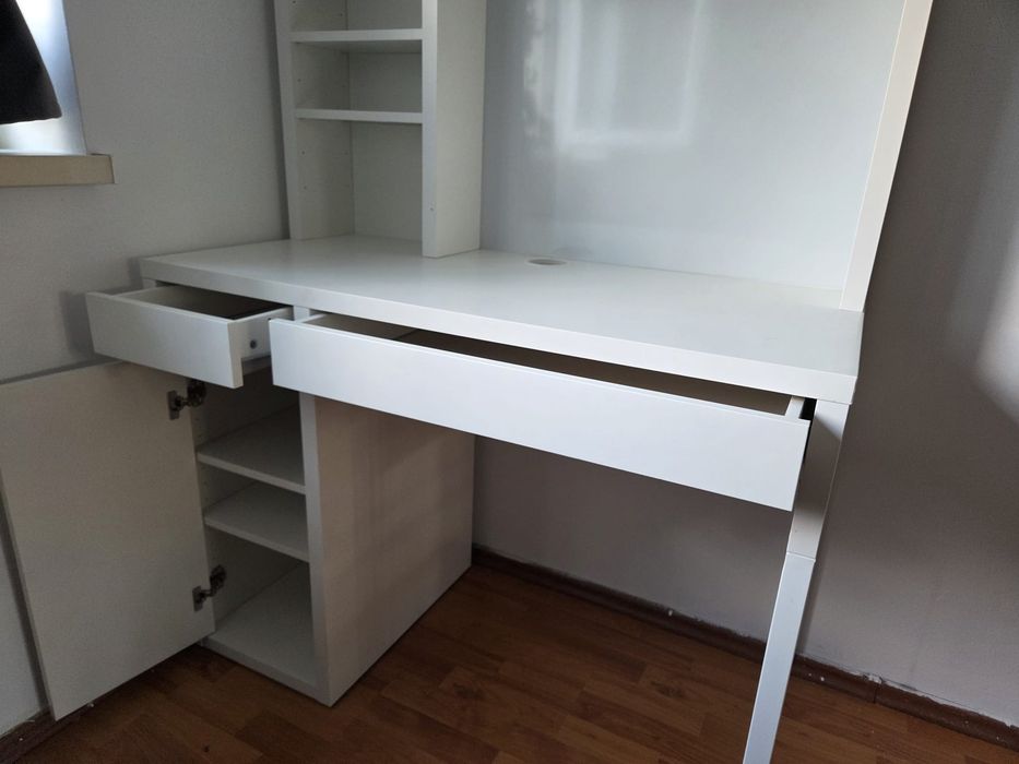 Birou MICKE Ikea cu whiteboard