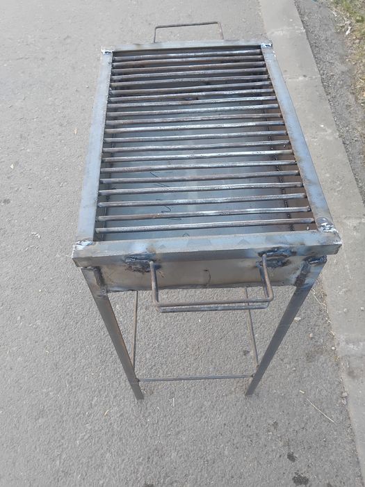 Vand un gratar pret negociabil