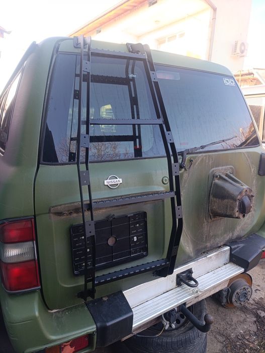 Продавам стълба багажник за Нисан Патрол Y61