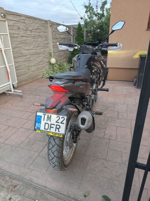 Vând Sym NHT 200