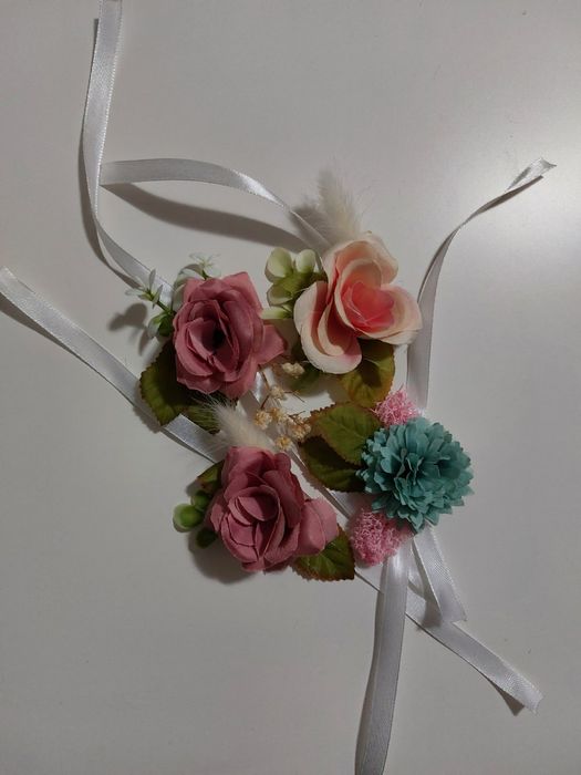 Сватбени бутониери и гривни за ръка