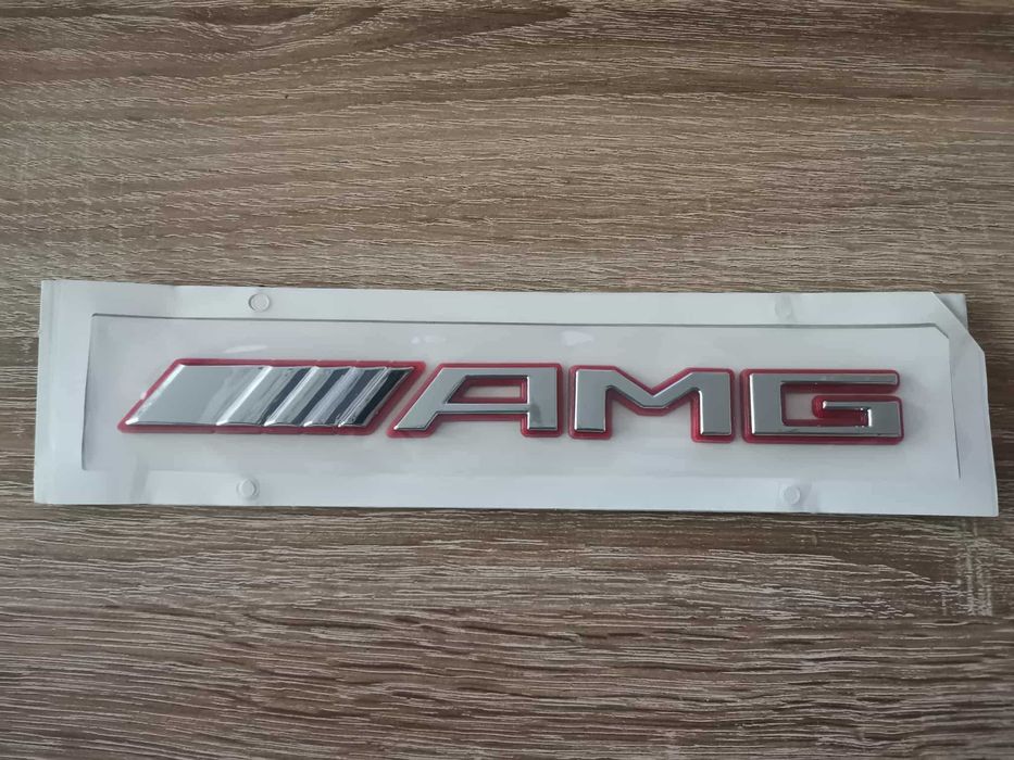 Mercedes Benz AMG сребриста емблема с червен кант