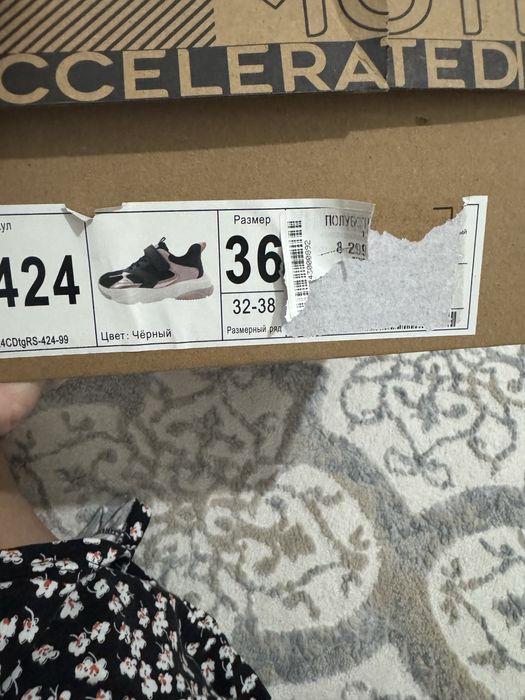 Кроссовку для девочек Срочноо