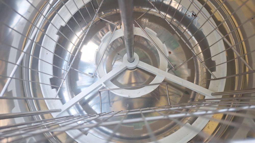 Vand Centeifuga , Butoaie si o moara de cereale.
Centrifuga pentru sto