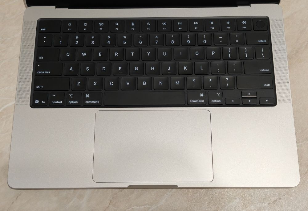 MacBook Pro 14 M5 24/1TB 33цикла/100%