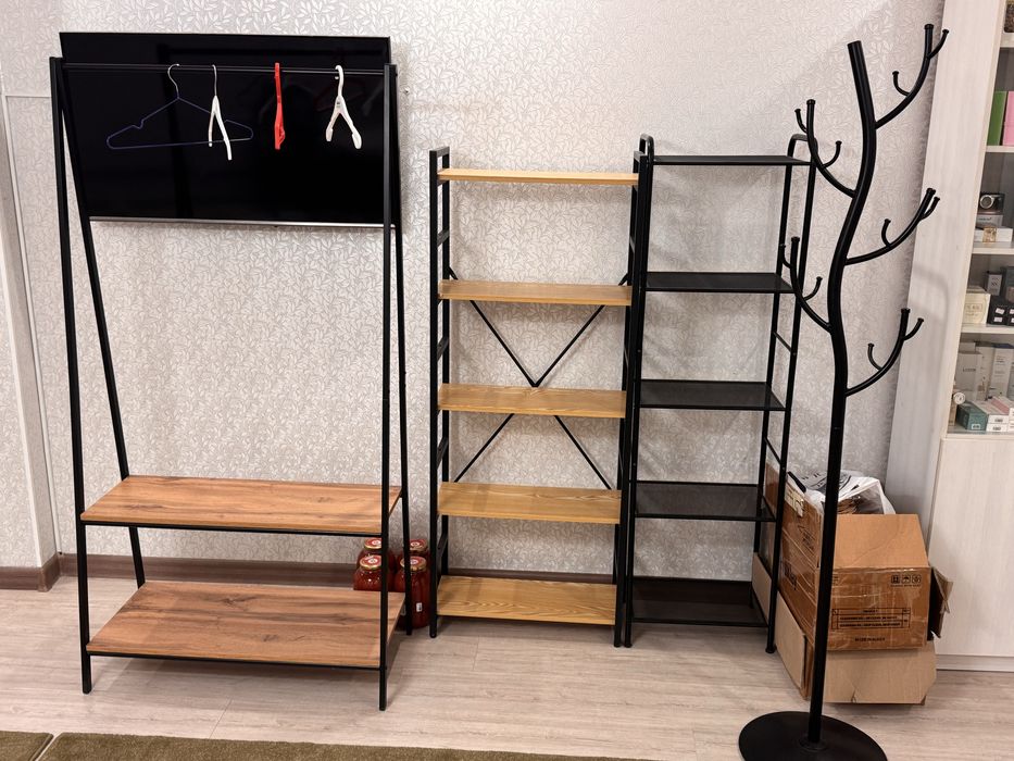 Полки и вешалка