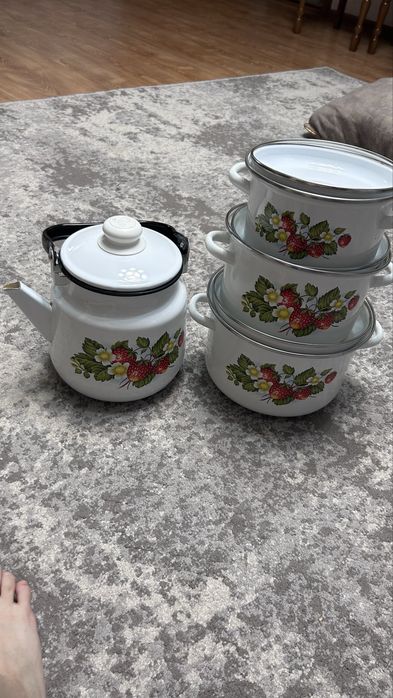 Набор кострюль и чайник