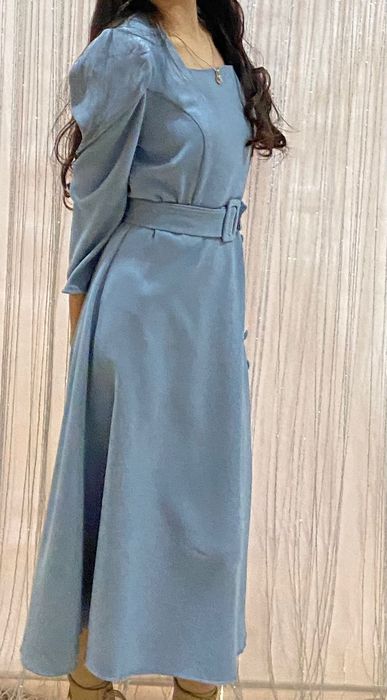 Голубое платье с ремнем