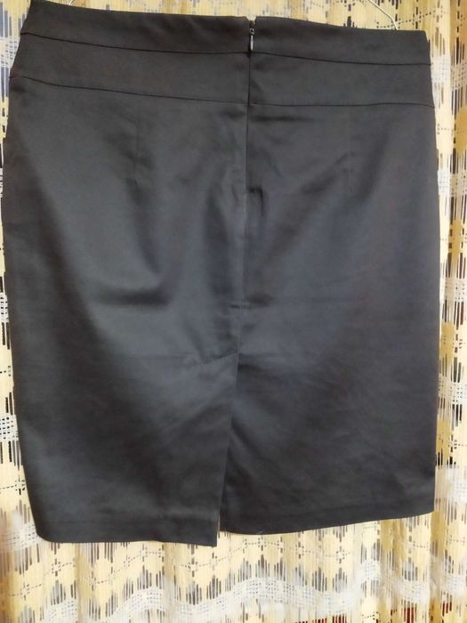 Продавам къса пола-цвят графит