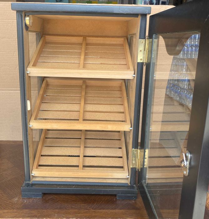 Луксозен хумидор за пури на 3 нива