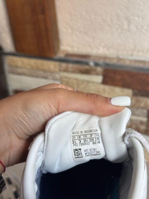 Обувки на Adidas