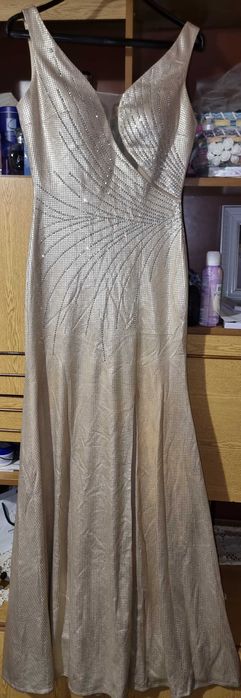 Златиста рокля с цепка