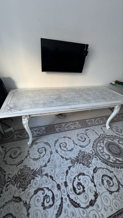 Продается стол для гостинной