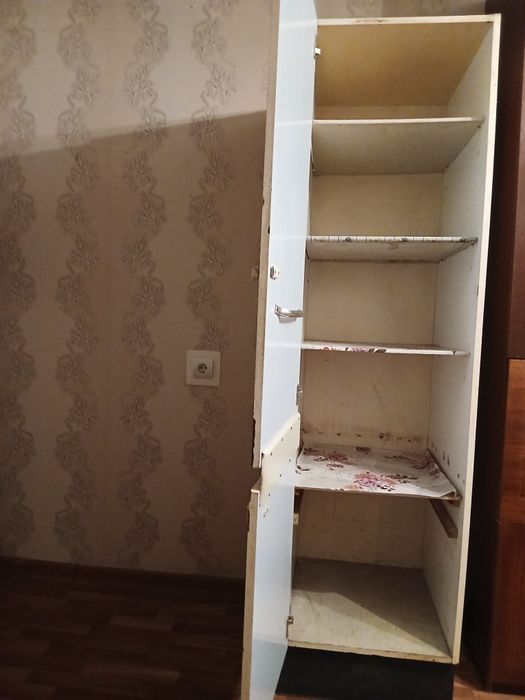 Продам шкаф- пенал.