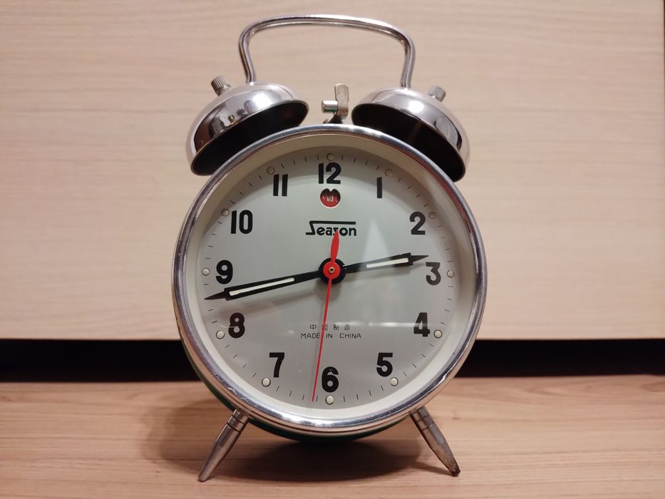 Ceas mecanic de masa Season functional cu alarma si secundar
