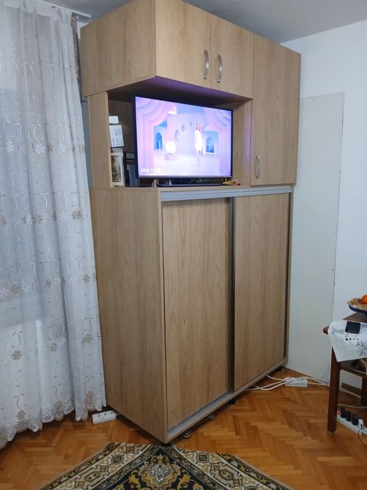 Vând dulap cu uși culisante