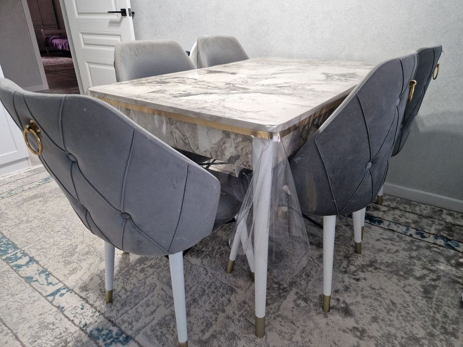 Стол со стульями