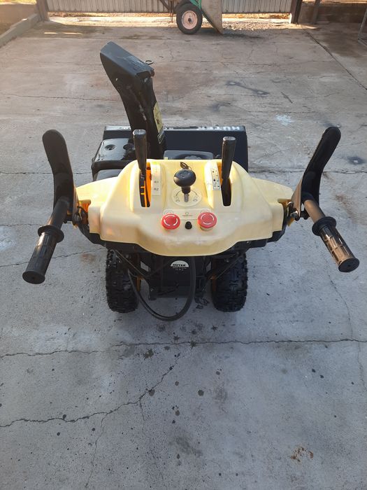 Продам снегоуборочную машину