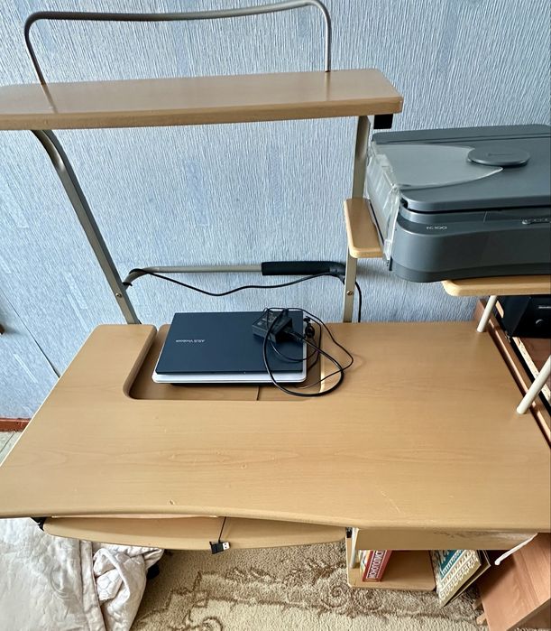 Продам компьютерный стол в хорошем состоянии