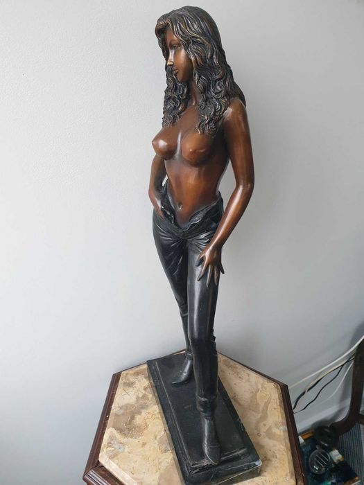 Голяма бронзова скулптура/фигура/статуетка върху мрамор