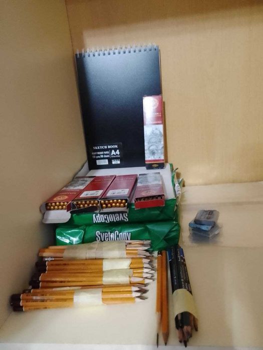 Принадлежности для рисования (карандаши, бумага, скетчбук)