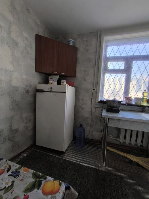 3 х комнатную квартиру у Метро. В деревянном доме Спутник 3.  Огород