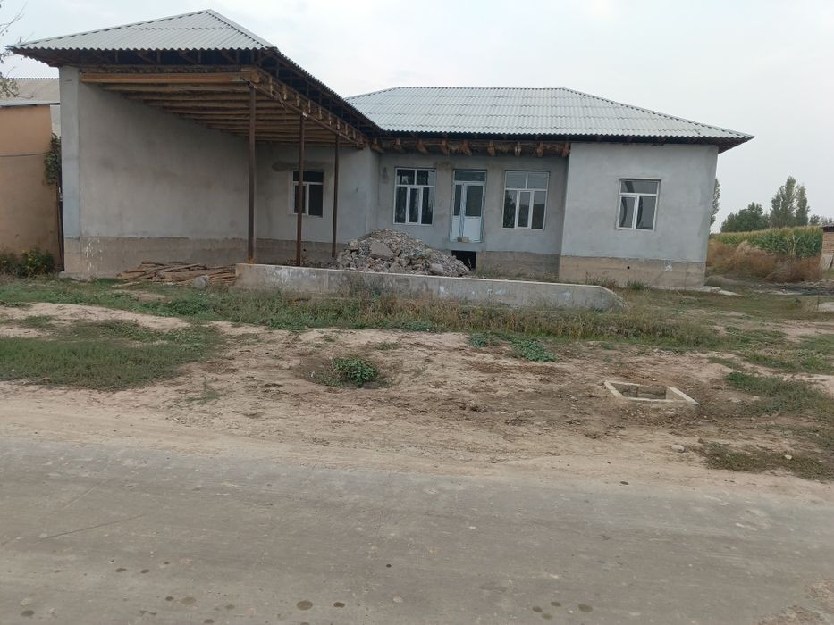 Uy Sotiladi 7 xonali Toshkent viloyati piskent tumani yaqalov qishlogʻ