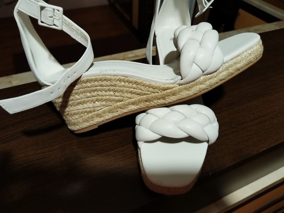 Нови дамски бели сандали H&M.