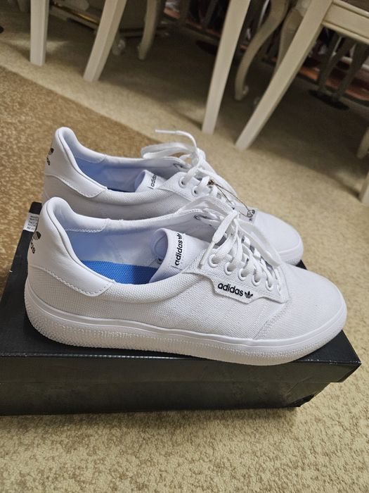 Кроссовки адидас белые