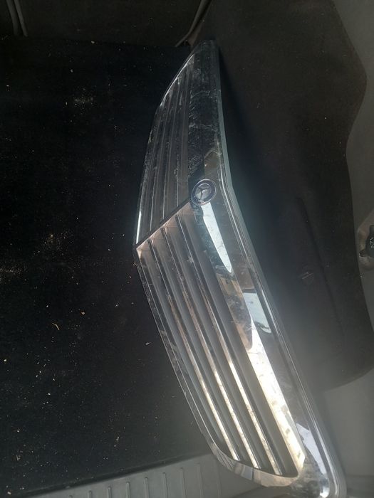 Grilă față mercedes c clas 220 plus stemă mercedes