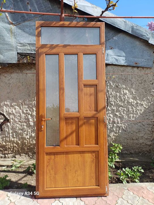 Usa PVC cu geam termopan