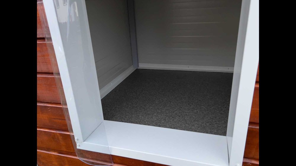 Cusca de câine termoizolata cu panouri sandwich