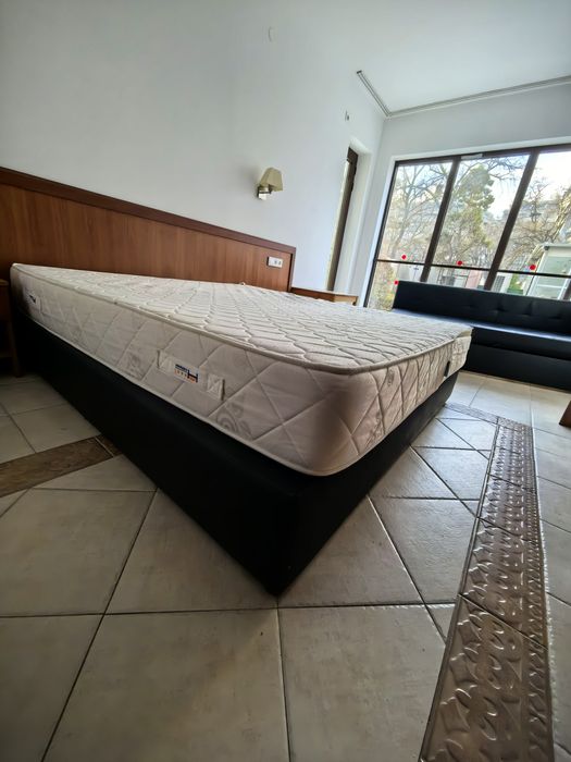 Спалня с табла , гръб с матрак мемори пяна+ две нощни шкафчета