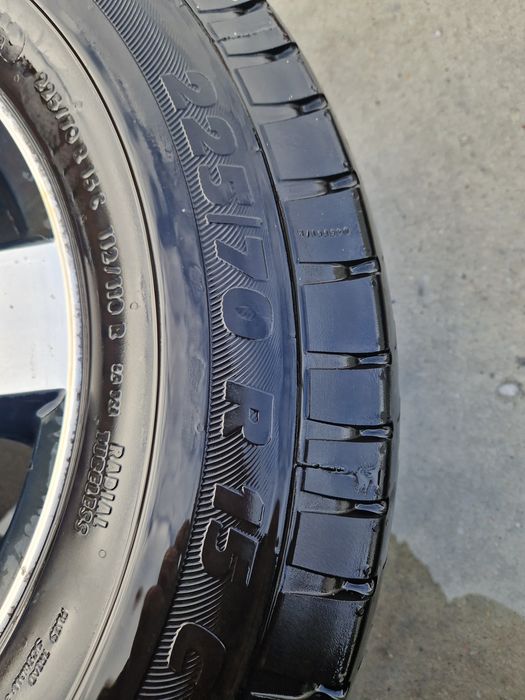 Vând o singură geantă de sprinter 225.70 r15
