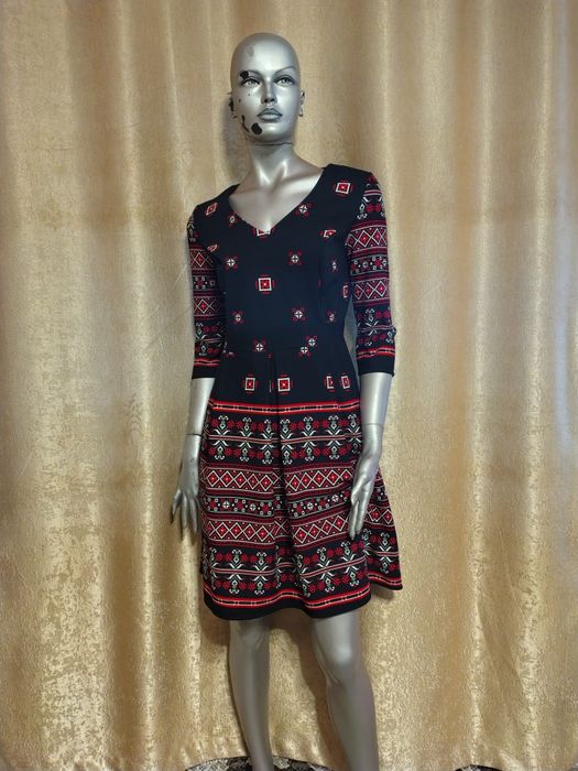 Rochie cu motive traditionale - marimea 42
