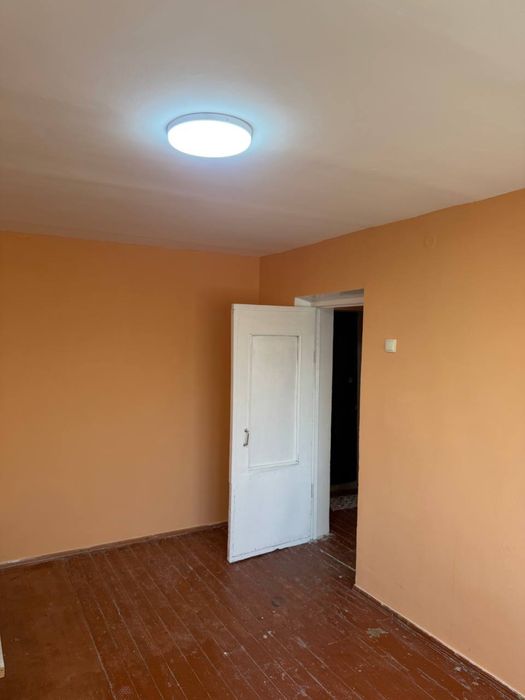 Chirchiqda 1-xonali uy sotiladi srochno Bez makler o’zimmi uyim