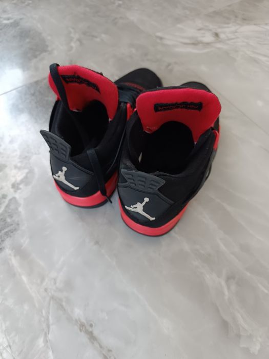 Vând Jordan 4 Retro Thunder culoare roșu,Nr.39.