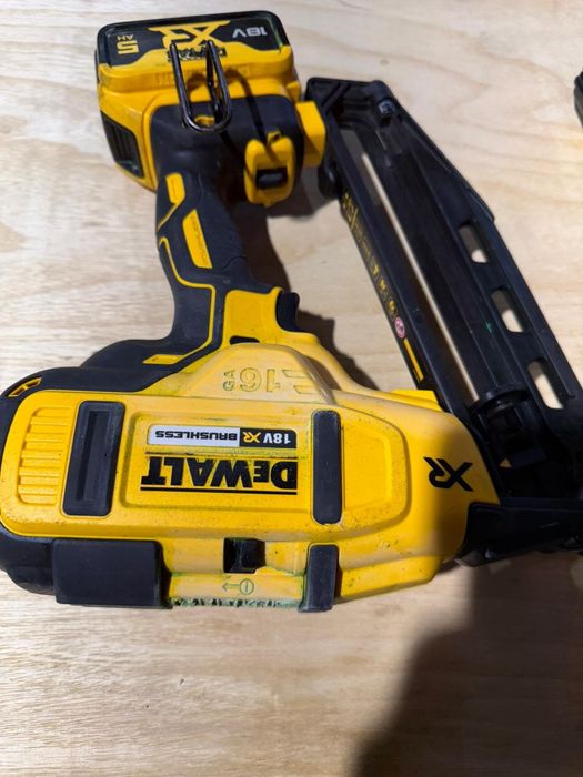 Dewalt pistol de cuie Hilti pe acumulator