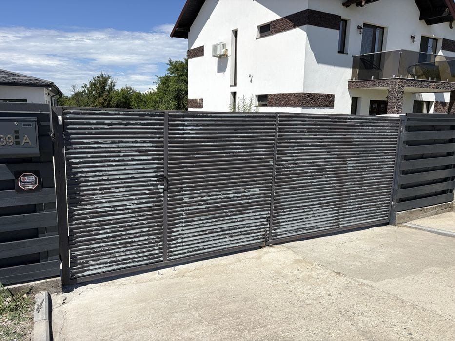 Garduri si porti din sipca metalica, panouri stil jaluzele, tabla cutata, plasa bordurata, fier forjat, BCA si beton si alte modele disponibile