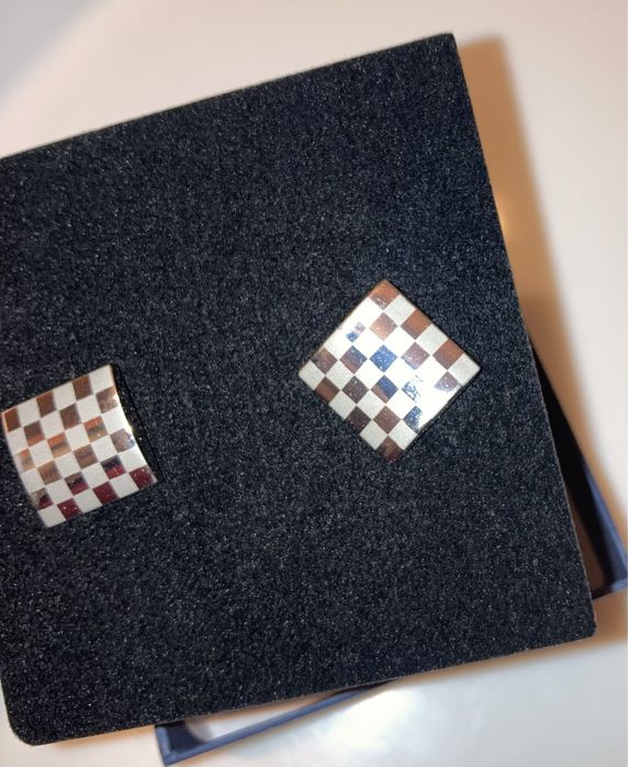 Butoni placati cu platina cu model tabla de sah/carouri