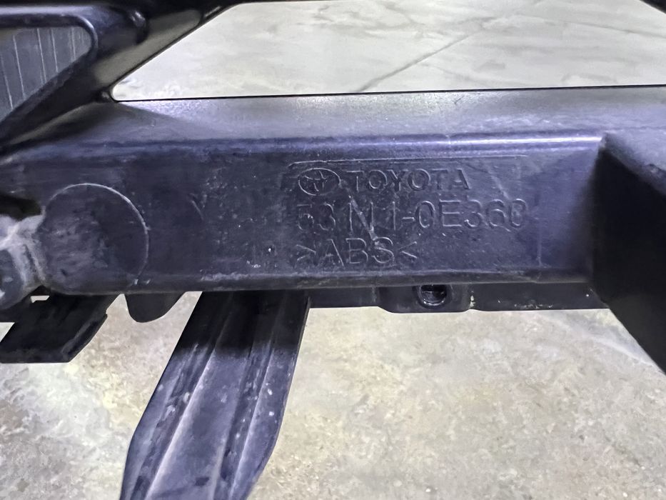 Продам решетку радиатора Toyota Highleander!