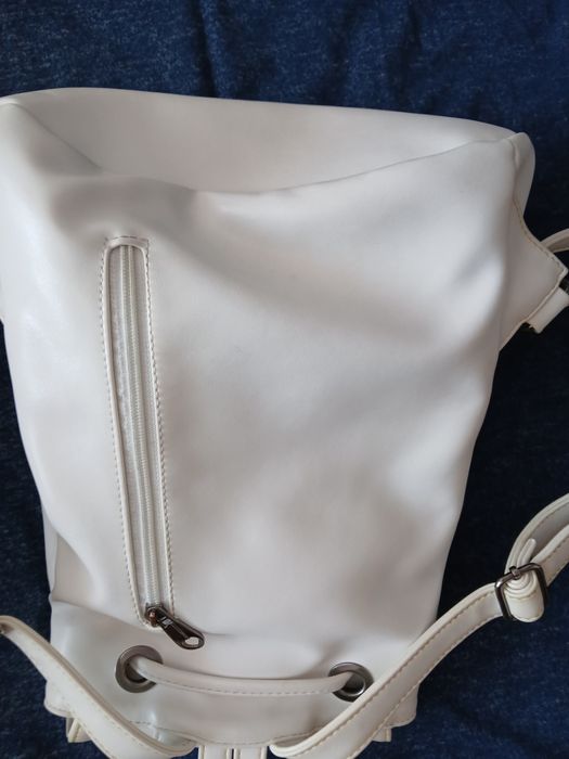 Бяла кожена раница