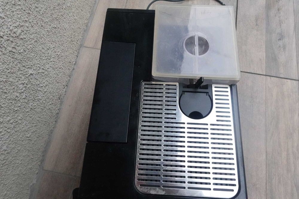 Melitta Caffeo Bistro cu un sistem de spumare lateral cu rotiță