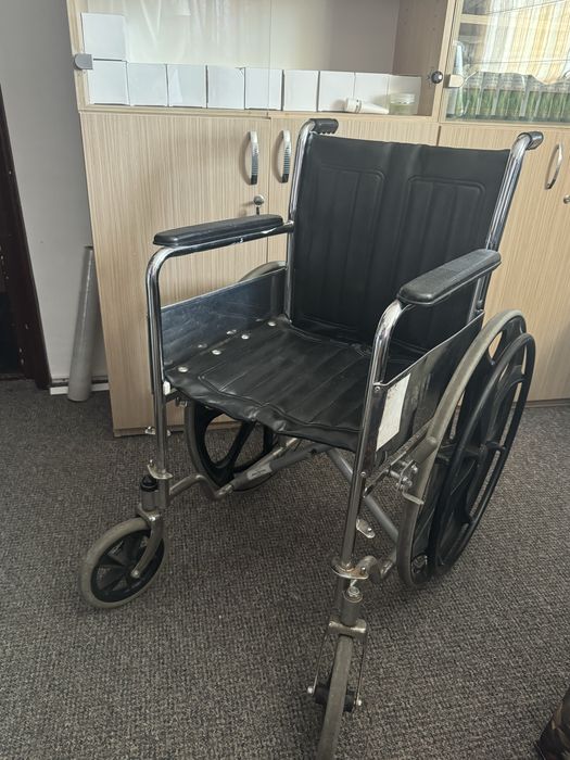 Scaun cu rotile pentru persoane cu dizabilitati sau accidentari