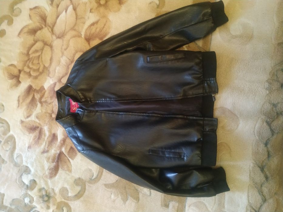 Продаётся куртка на мальчика,в хорошем состоянии.