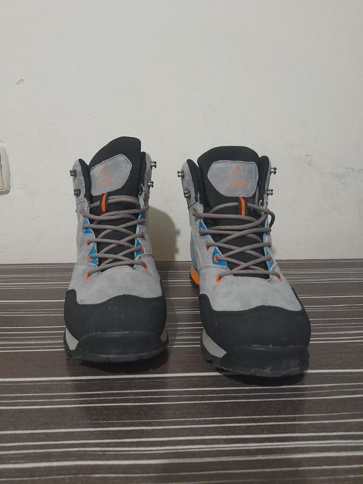 Продавам туристически обувки