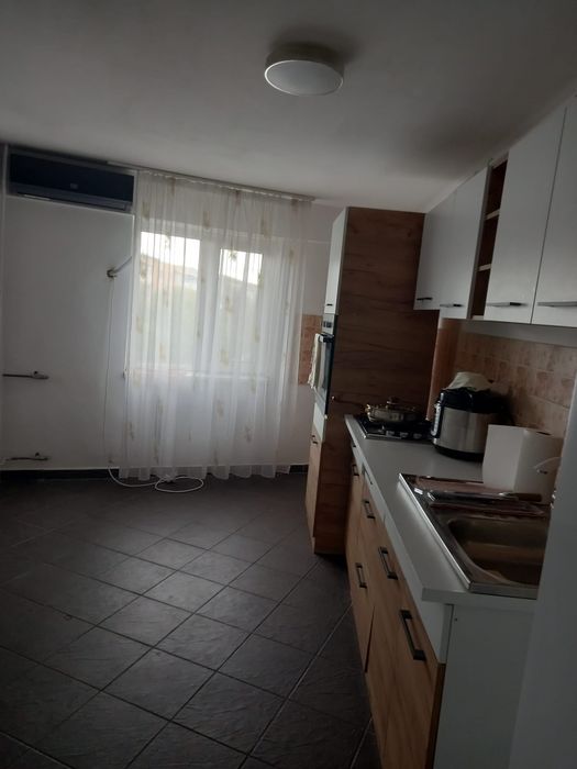 Inchiriez apartament