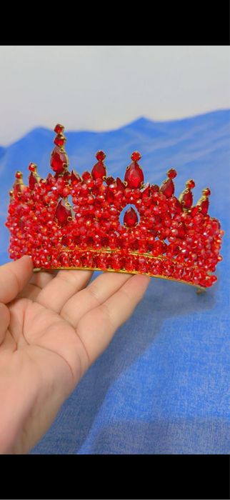 Червена булчинска корона с камъни – голяма и впечатляваща
