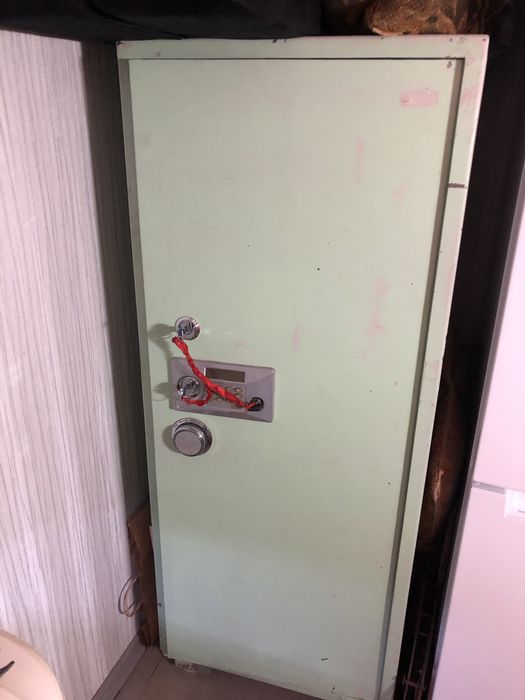 Поодается сейф на три ключа