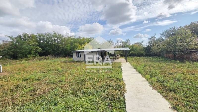 Обзаведена къща (тип сглобяема) с двор и голяма веранда за продажба в